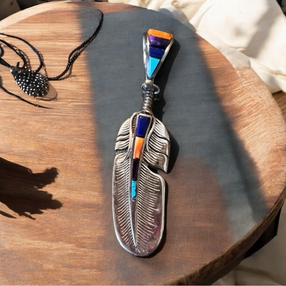 Vintage Christin Wolf feather stone inlay sterling silver pendant. 30+ years old - Picture 11 of 16